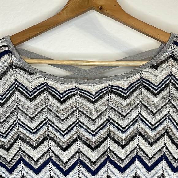 White House Black Market ZigZag Cross-Back White, Blue, Gray Sweater in Medium - Picture 5 of 16